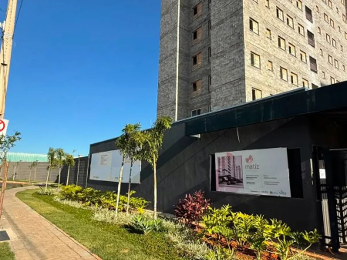 Foto real da obra do Matíz Residence com paisagismo e placa do empreendimento, zona norte de Uberlândia