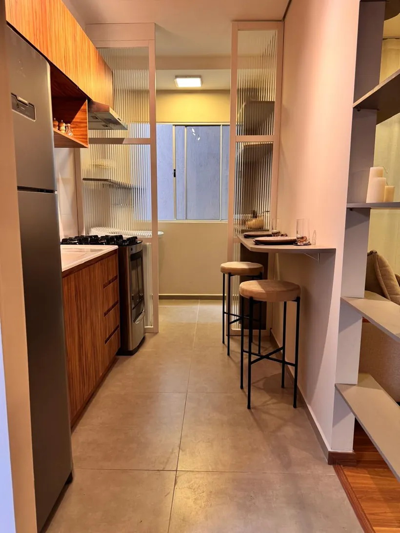 Cozinha do apartamento decorado do Jardim Mansour, com bancada e banquetas, no bairro Mansour, Uberlândia