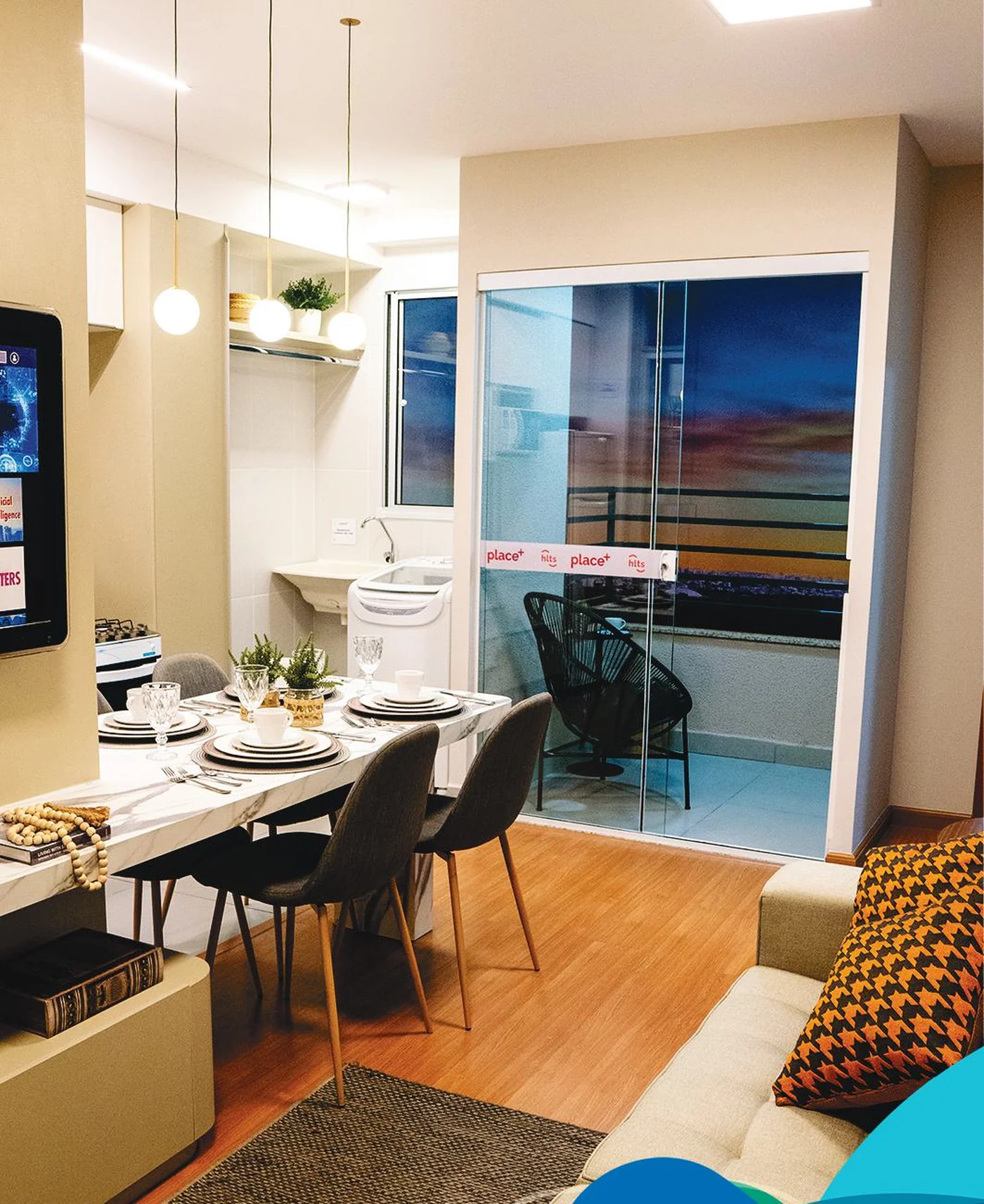 Sala e cozinha do apartamento decorado do Place+ Oásis, com a sacada ao fundo