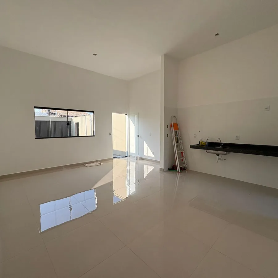 Foto real da cozinha integrada com bancada de granito em uma casa do Residencial Gomes & Carvalho