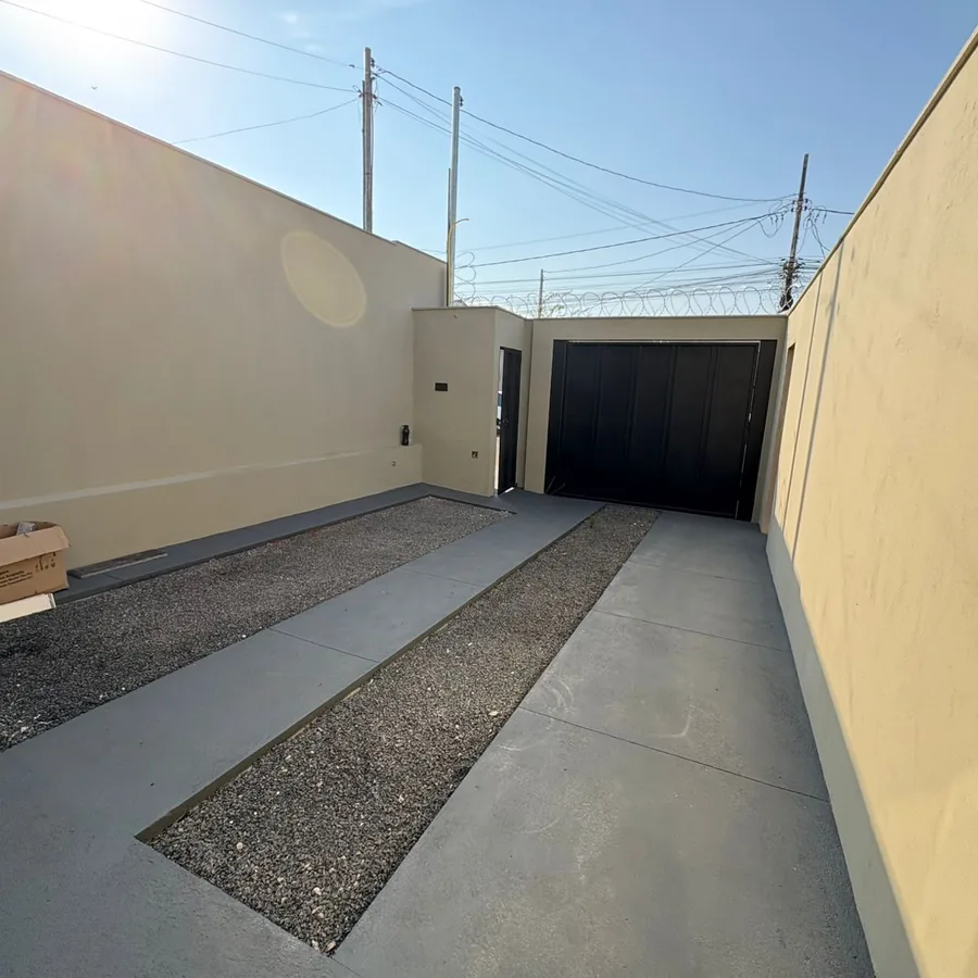 Foto real da garagem para 2 carros de uma casa do Residencial Gomes & Carvalho
