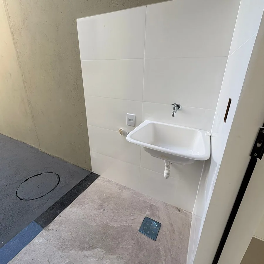 Foto real da área de serviço coberta de uma casa do Residencial Gomes & Carvalho