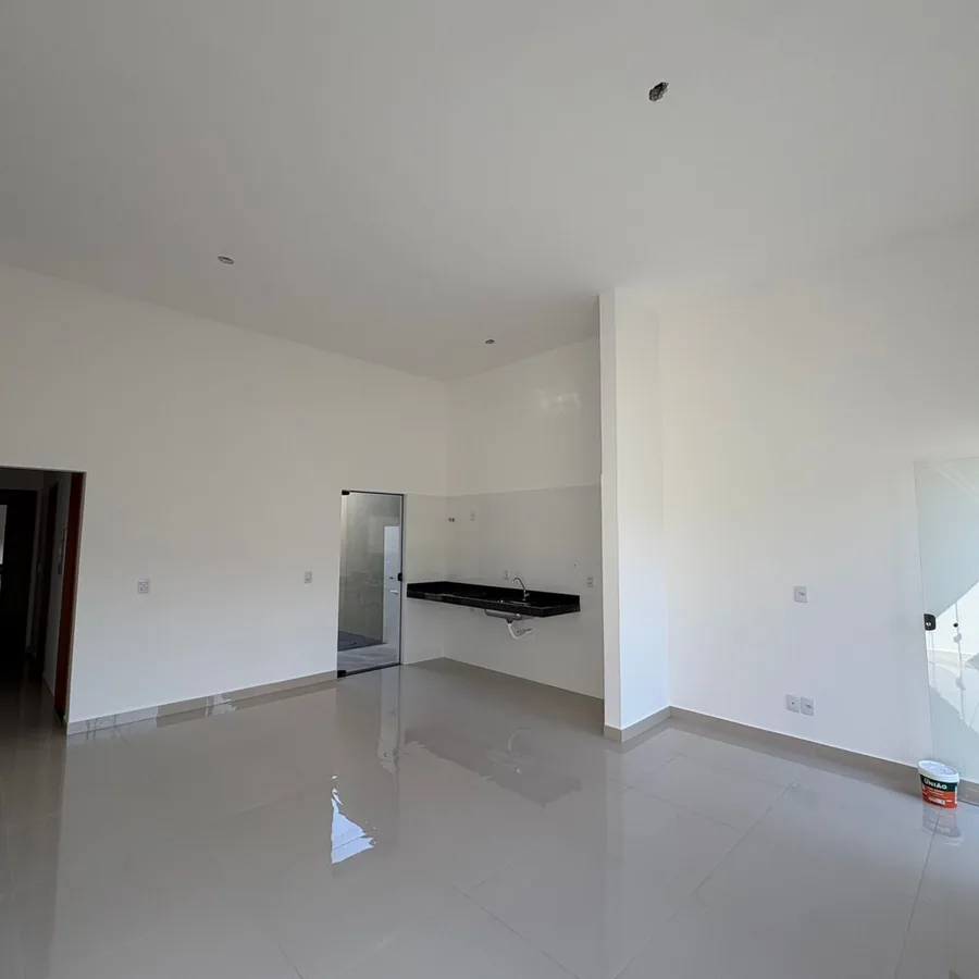 Foto real da sala com pé-direito duplo de uma casa do Residencial Gomes & Carvalho, sem móveis