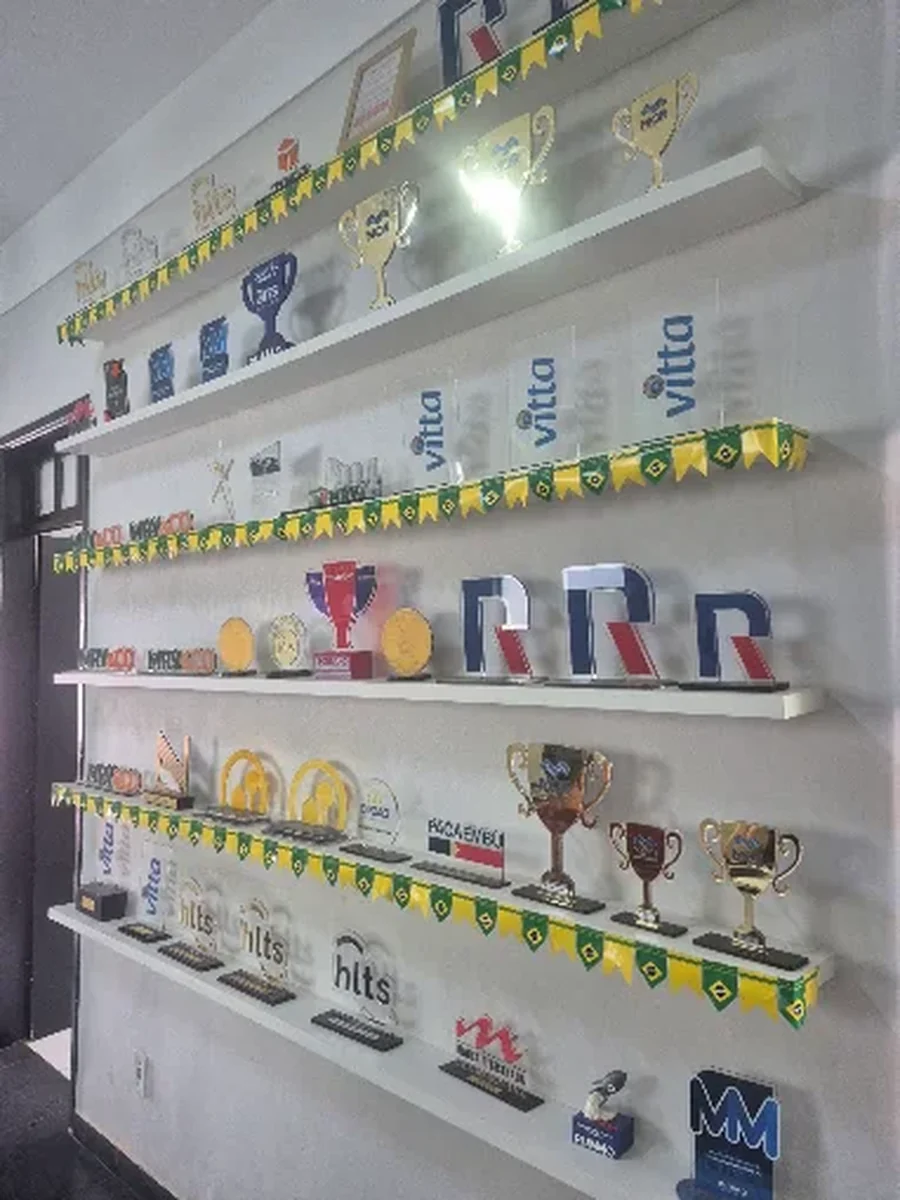 Parede de troféus da Torrano Negócios Imobiliários, com prêmios de campeã de vendas de várias construtoras de Uberlândia