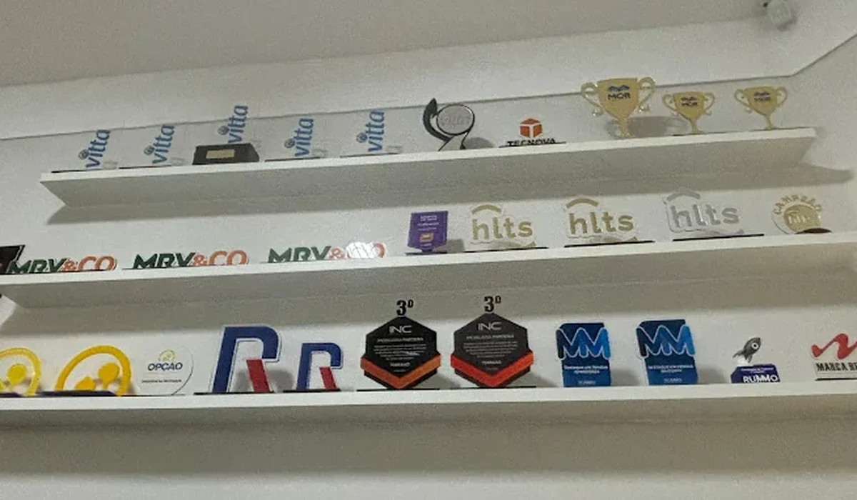 Detalhe dos troféus de vendas da Torrano com marcas de construtoras como Vitta, MRV, HLTS, INC e Opção