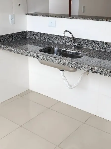 Cozinha com bancada em granito