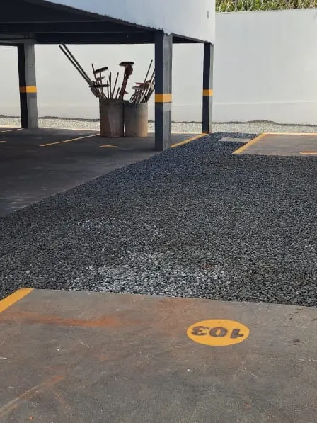 Garagem com vagas demarcadas e pilares sinalizados
