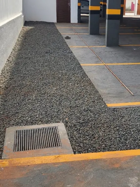 Lateral da garagem com vagas demarcadas