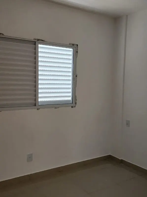 Quarto com janela e piso cerâmico