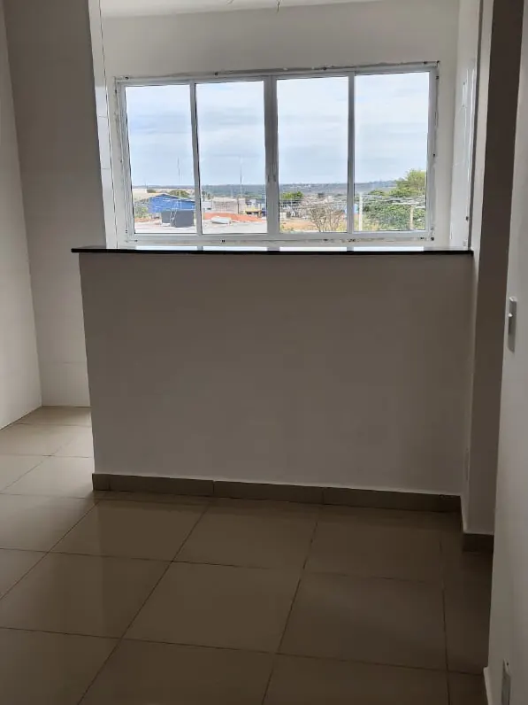 Sala integrada à cozinha, com bancada