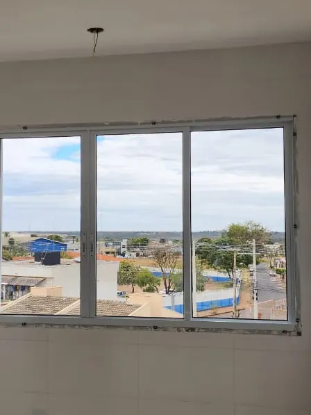 Sala com janela de correr em alumínio
